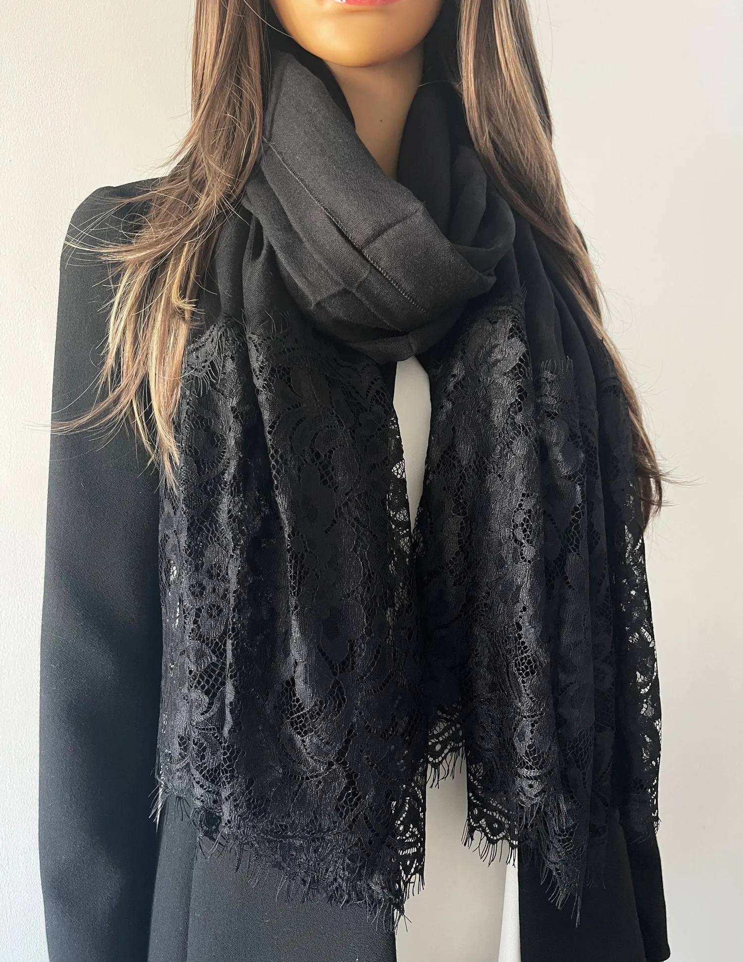 LARGE BLACK LACE DETAIL LIGHTWEIGHT SCARF